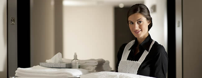 Schoonmaakster in een hotel